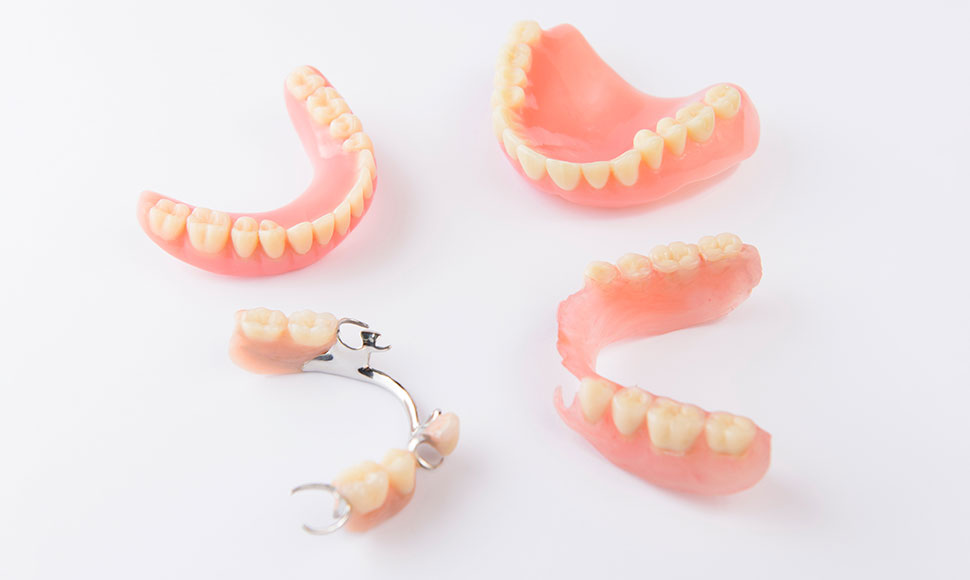 義歯（入れ歯）は、失った歯の機能と見た目を補う人工の歯です